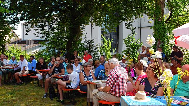 Im schattigen Garten ließ es sich beim Pfarrhoffest des neuen Vereins Kulturraum Klettgau gut aushalten.