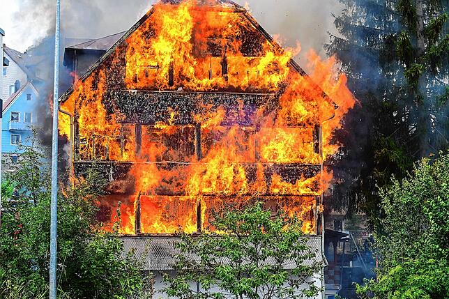 Innerhalb weniger Augenblicke stand die Holzfassade des Gebäude komplett in Flammen.