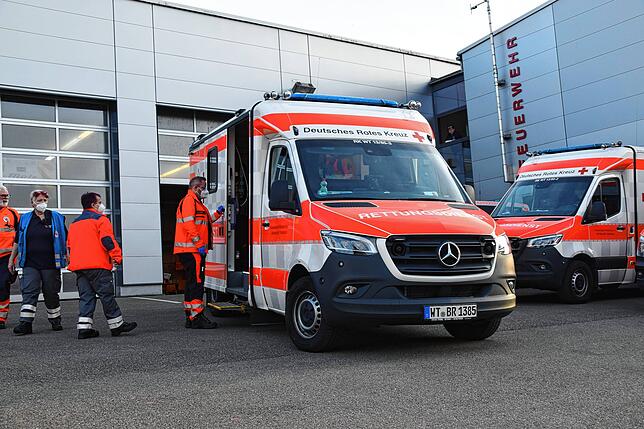 Eine Rettungswagenbesatzung gibt einen Patienten an der Unfallhilfsstelle ab.