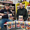 Von links: Fabian Dillmann (34) und Simon Walter (31) aus Bräunlingen haben bereits über 100.000 Brotbackmischungen verkauft.