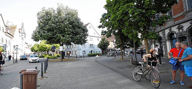 Hier in der Kreuzlinger Straße wurde der Autoverkehr früher mehrspurig geleitet, was man heute nur noch erahnen kann.