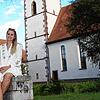Marlene Weschle vor der Antoniuskirche und dem Rathaus von Mönchweiler. Bild: Cornelia Putschbach