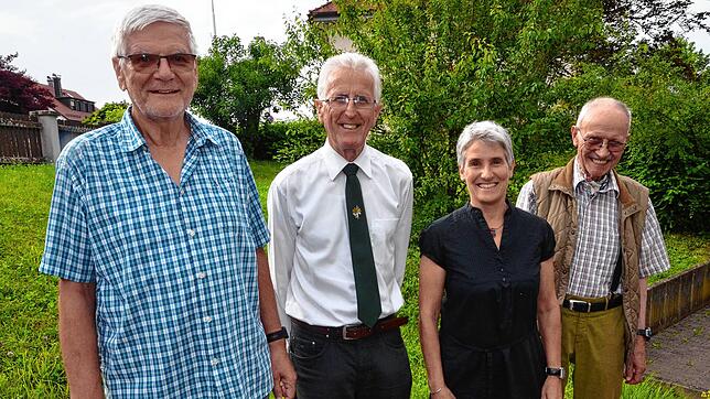 Günter Swiadek (Vorsitzender), Franz Rimmele (Vorsitzender Bodenseegau im Schwäbischen Albverein), Tanja Ruland (Kassiererin), und ...
