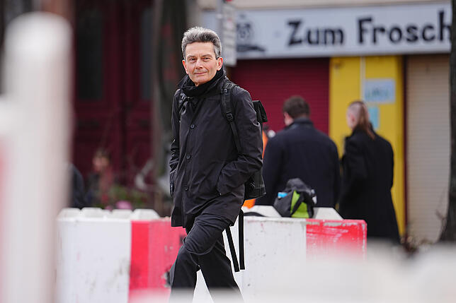 Rolf Mützenich, Vorsitzender der SPD-Bundestagsfraktion, kommt vor der SPD-Wahlparty ins Willy-Brandt-Haus.