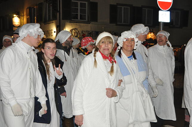 Bild 20: Hemdglonker-Umzug in Markdorf: Hunderte Narren im weißen „Nachthemed“ – die besten Bilder!