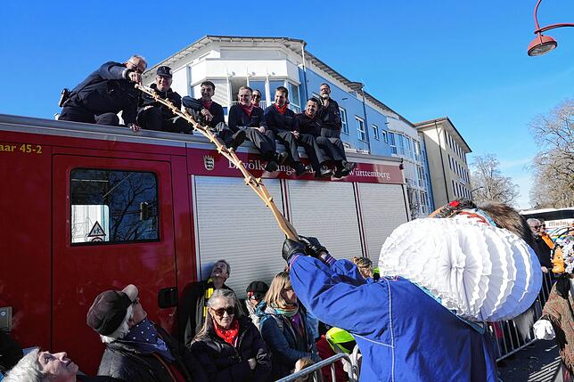 Bild 14: Villinger Fasnet-Umzug: Narren feiern bei strahlendem Sonnenschein – Die besten Bilder!
