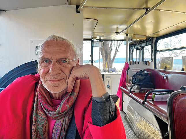 Busfahrer Werner Küppers in seinem Reich. Seit 25 Jahren lenkt er den Bus. Nach seiner Aussage hat das Fahrzeug schon über eine Million ...