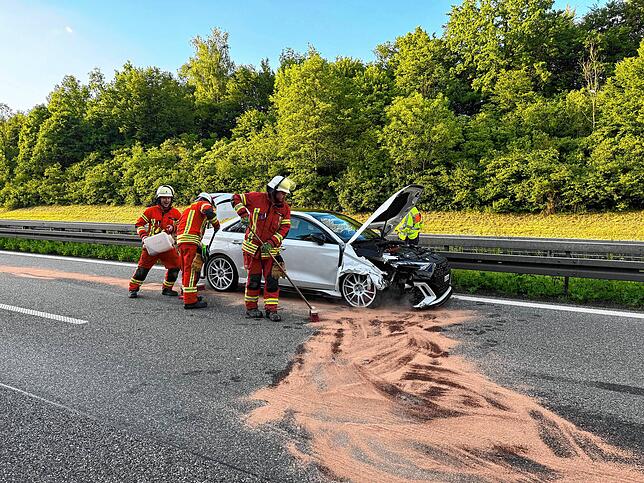 Die Feuerwehr Engen sicherte die Unfallstelle und nahm unter anderem ausgelaufene Betriebsstoffe auf.