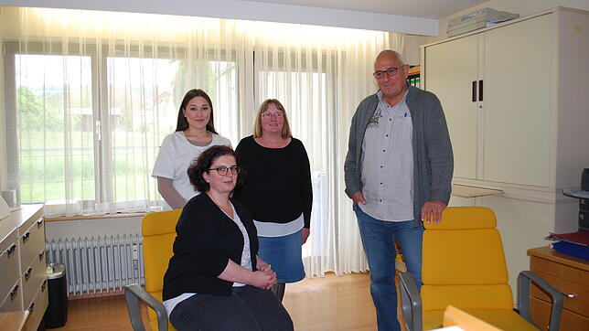 Der Wutöschinger Arzt Volker Hildebrand freut sich, mit Stefanie Ruch (sitzend) eine Nachfolgerin für seine Praxis gefunden zu haben. ...