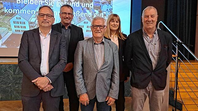 Der Vorsitzende der Baugenossenschaft Stockach, Roland Mathis (Zweiter von links) freute sich, dass Gerhard Seeberger, Norbert Kästle, ...