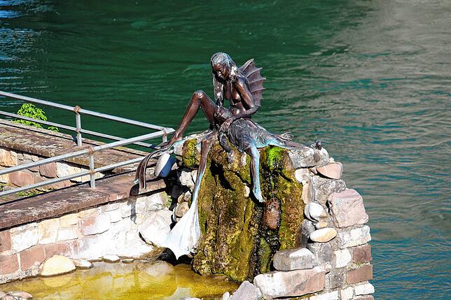 Die Skulptur St. Anna mit dem Rhein im Hintergrund.