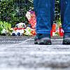 Eine Frau steht vor Blumen, Kerzen und Kuscheltieren, die in der Nähe der Stelle abgelegt worden sind, wo am 13.02.2025 ein Auto in eine ...