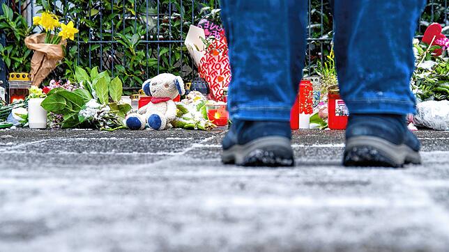Eine Frau steht vor Blumen, Kerzen und Kuscheltieren, die in der Nähe der Stelle abgelegt worden sind, wo am 13.02.2025 ein Auto in eine ...