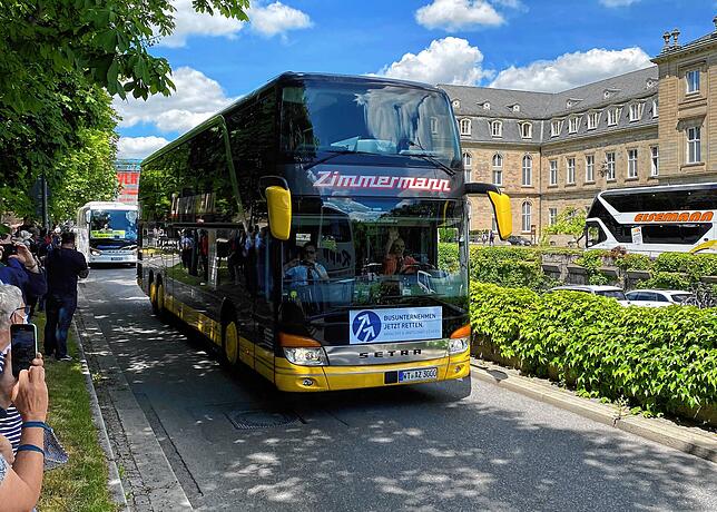 Demo in Stuttgart: Ein Bus von Zimmermann reisen diese Woche bei der gemeinsamen Demonstration baden-württembergischer Busunternehmen in ...