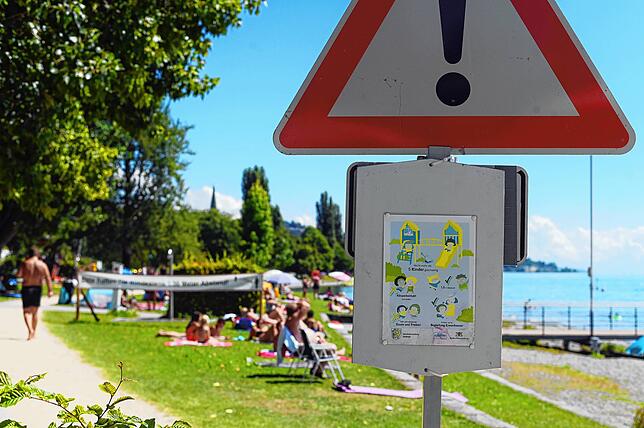 Corona-Hinweisschilder waren bereits im vergangenen Jahr groß und deutlich an der Badestelle in Sipplingen angebracht.