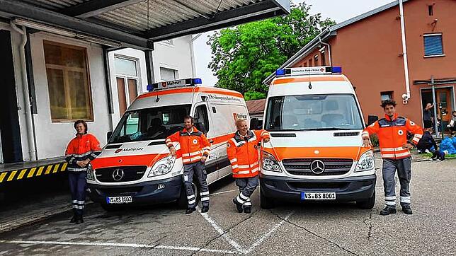 Die Abfahrt des DRK-Teams aus dem Schwarzwald-Baar-Kreis nach Bruchsal naht: Die Mitglieder sind abfahrtbereit. Zweiter von links ist ...