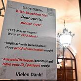 In Bayern gilt die FFP2-Pflicht bereits, hier müssen Besucher von Restaurants eine solche Maske tragen. Die medizinische OP-Maske reicht ...