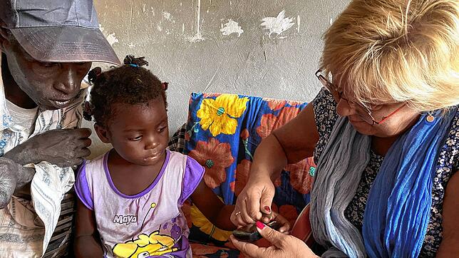 Die vierjährige Mariama ist die jüngste Diabetikerin, um die sich der Verein kümmert und bei der Gudrun Schindler gerade eine Messung ...