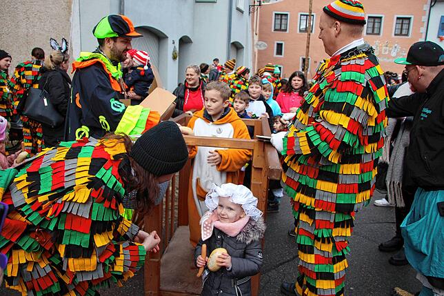 Nachdem sie um den frisch gestellten Narrenbaum herumgetanzt sind und Narrensprüchle aufgesagt hatten, liefen die Kinder am Schmutzigen ...