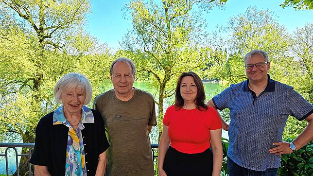 Von links: Adelheid Enderle und Werner Brogli von der Fricktalisch-Badischen Vereinigung für Heimatkunde zusammen mit Jasmin ...
