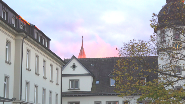 Bild 1: Was tun, wenn’s brennt? Das probt die Feuerwehr im Kloster Hegne auf spektakuläre Weise