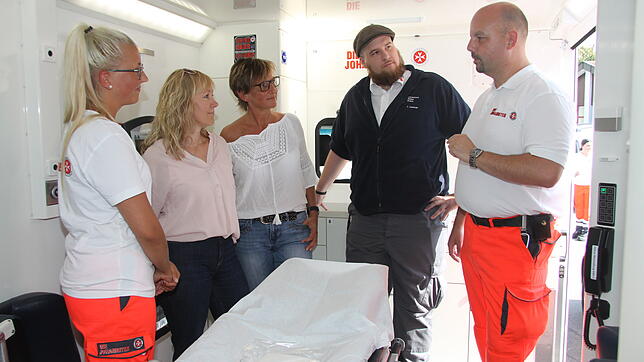 Gemeinsam haben sie das Leben von Sabine Illenseer (Zweite von links) gerettet: Rettungsassistentin Maxi Böhm (von links), Claudia ...