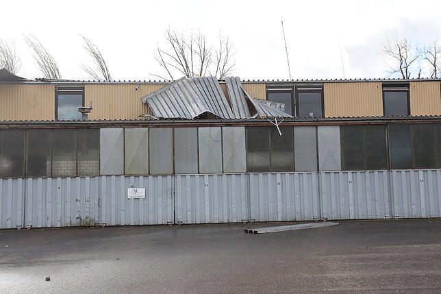 Rund ein Drittel des Daches wurde vom Winde verweht.