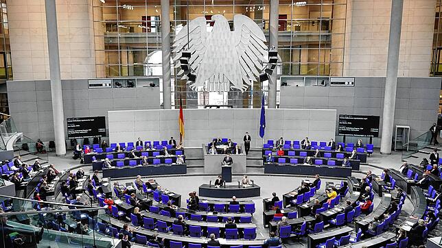 Der Bundestag bei der Debatte um die Änderung des Infektionsschutzgesetzes.
