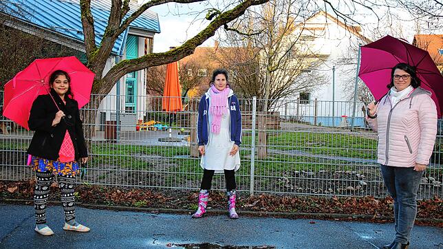 Pratyusha Potturi, Ivanka Vogt und Julia Birster vom Gesamtelternbeirat der Kindertagesstätten kritisieren die Erhöhung der ...