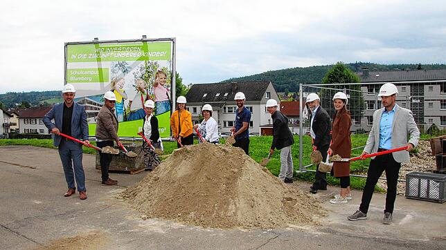 Spatenstich für den Blumberger Schulcampus: Unser Bild zeigt von links Bürgermeister Markus Keller, Bauleiter Witali Krapp von der Firma ...