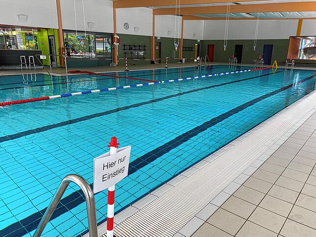 Im Rahmen der gesetzlich vorgeschriebenen Revision müssen die Becken des Hüfinger Hallenbades einmal im Jahr vollständig entleert werden ...