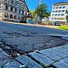 Schäden wie diesen in der Gerwigstraße erfasst das automatische System. Im Hintergrund der &bdquo;Rote Löwen&ldquo; und das ...