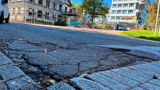 Schäden wie diesen in der Gerwigstraße erfasst das automatische System. Im Hintergrund der &bdquo;Rote Löwen&ldquo; und das ...