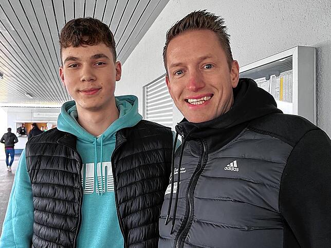 Bezirkswart Sven Pacher (rechts) mit Anwärter Mateo Murat, der bei der Prüfung das beste Ergebnis hatte und 59 von 60 Punkten erreichte. ...