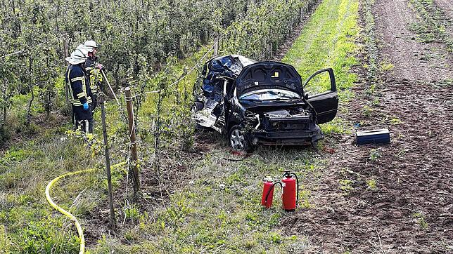 Der Unfallwagen ist schwer beschädigt auf einem Feld liegen geblieben.