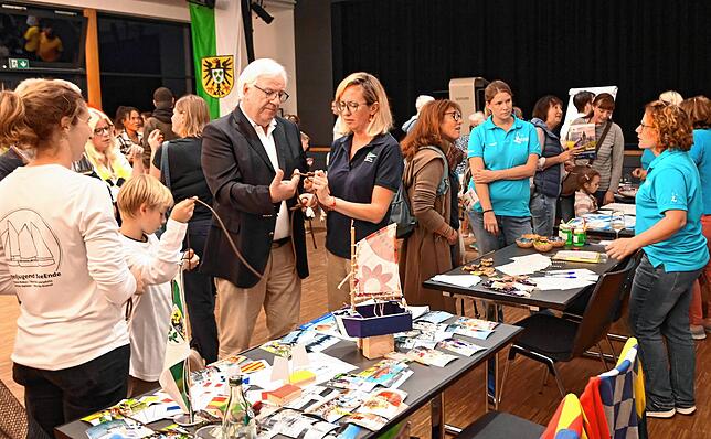 Am Stand des Segelclubs laufen Knotenübungen. Daneben sprechen Mitglieder des Kindergartenfördervereins Seekinder Ludwigshafen mit einer ...