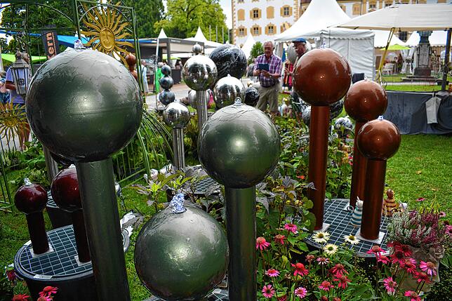 Wasserspiele für Draußen, hier kombiniert mit Blumenarrangements.