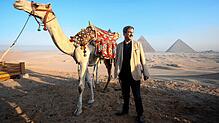 Markus Söder (CSU), Ministerpräsident von Bayern, besichtigt die Pyramiden von Gizeh.
