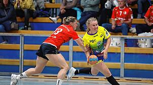 Allensbachs Katja Allgaier (rechts), hier im Spiel gegen den TSV Haunstetten, konnte mit ihren Teamkolleginnen auch beim Spitzenreiter ...
