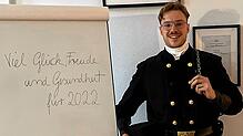 Alles Gute: Der bevollmächtigte Bezirksschornsteinfeger Marc-Philipp Hoffmann aus Weilheim in klassischer Montur, dem so genannten ...