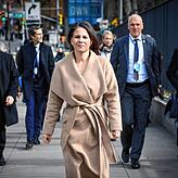 Außenministerin Annalena Baerbock geht am 24. Februar vor ihrer Rede zum Kriegsbeginn in der Ukraine vor einem Jahr zum UN-Hauptquartier ...