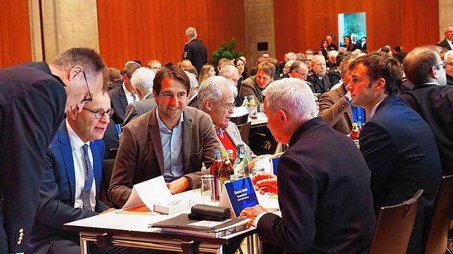 Tauschen sich bei der Jahrestagung des Landesfeuerwehrverbandes aus (von links): Kommandant Stefan Kienzler (Feuerwehr Gottmadingen), ...