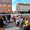 Die Musiker erhalten viel Applaus für das erste Konzert in einer besonderes Atmosphäre bei schönstem Wetter und Abendlicht. Die ...