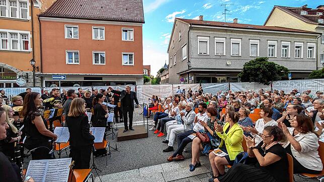 Die Musiker erhalten viel Applaus für das erste Konzert in einer besonderes Atmosphäre bei schönstem Wetter und Abendlicht. Die ...