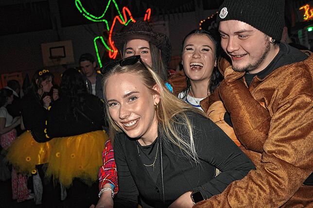 Bild 12: Hugeloh Ball 2025: Diese Bilder zeigen die beste Stimmung in der Mehrzweckhalle