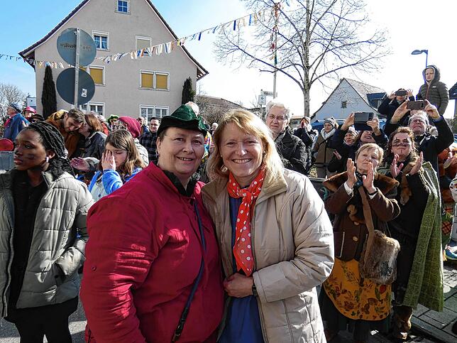 Bild 4: Narrenmarkt Jestetten 2025 strahlt unter der Sonne mit fröhlichen Narren