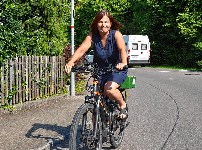 Ingrid Strobel begrüßt, dass es in der neuen Fahrradstraße weniger ruhenden Verkehr und weniger parkende Autos gibt.