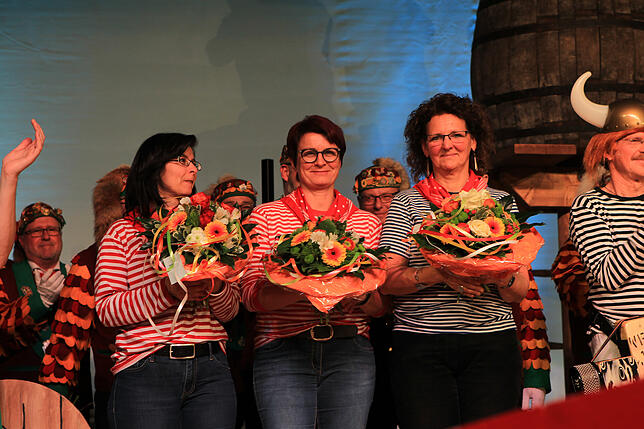 Die Damen von der Maske und den Kostümen bekommen Blumen als Dank.