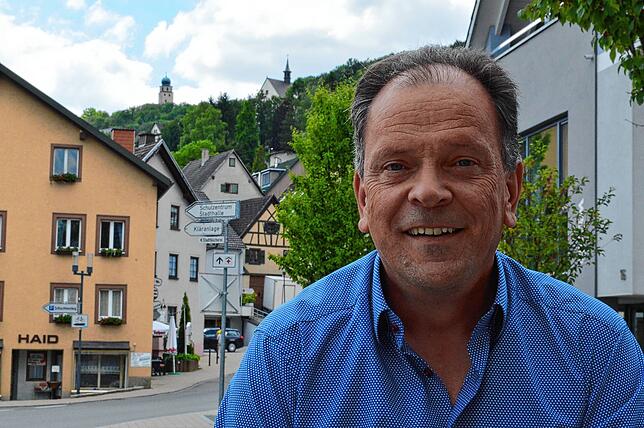 Reinhard Schmitt, Vorsitzender des Handels- und Gewerbevereins, freut sich, dass einige Geschäfte in der Hauptstraße in Stühlingen ...