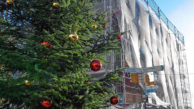 Getrübte Weihnachtsstimmung in Markdorf: Im Haushalt 2023 der Stadt klafft ein Loch von 1,4 Millionen Euro. Das Rathaus (im Hintergrund) ...
